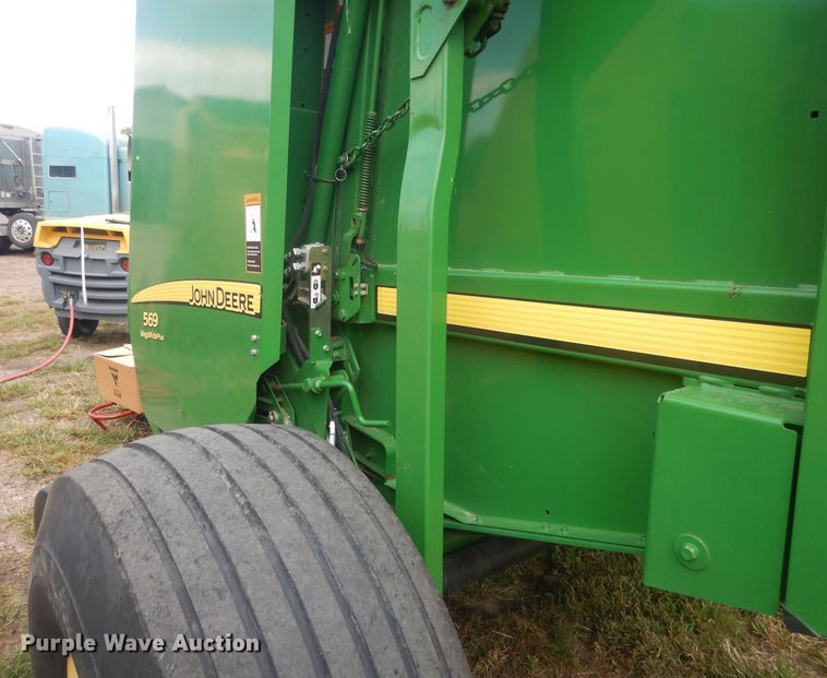 image for item HU9456 2013 John Deere 569  round baler