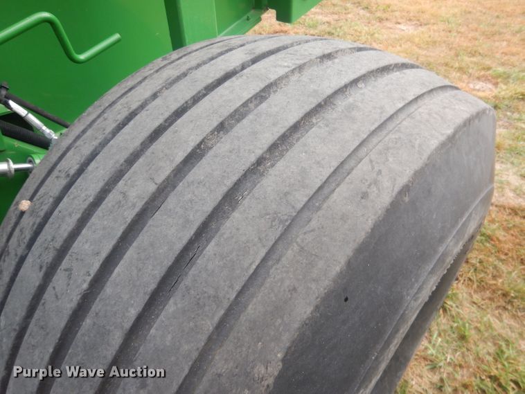 image for item HU9456 2013 John Deere 569  round baler