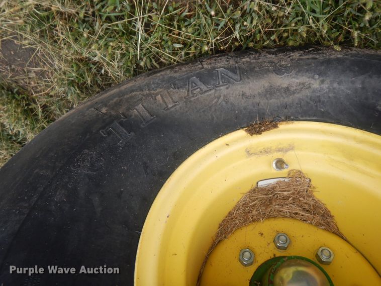 image for item HU9456 2013 John Deere 569  round baler