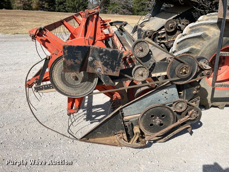image for item HX9933 1977 Gleaner F2  combine