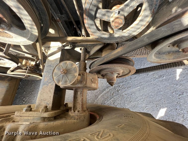 image for item HX9933 1977 Gleaner F2  combine