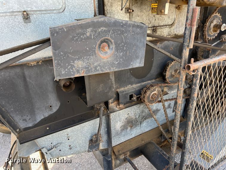 image for item HX9933 1977 Gleaner F2  combine