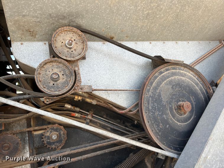 image for item HX9933 1977 Gleaner F2  combine