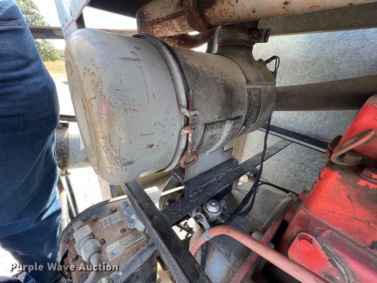 image for item HX9933 1977 Gleaner F2  combine