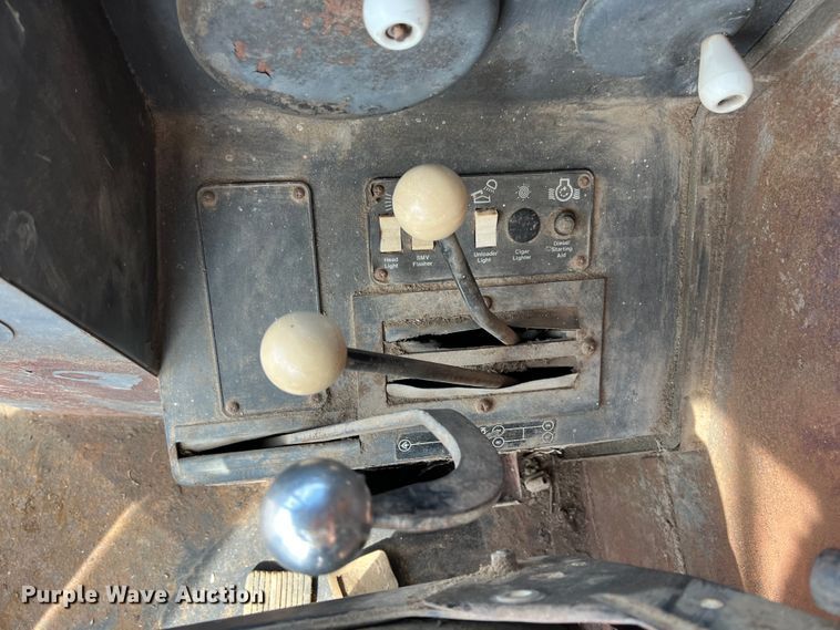 image for item HX9933 1977 Gleaner F2  combine