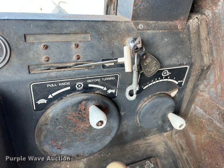 image for item HX9933 1977 Gleaner F2  combine