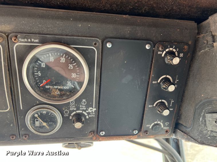 image for item HX9933 1977 Gleaner F2  combine