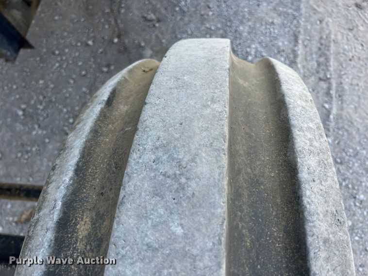 image for item HX9933 1977 Gleaner F2  combine