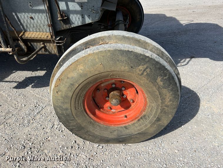 image for item HX9933 1977 Gleaner F2  combine