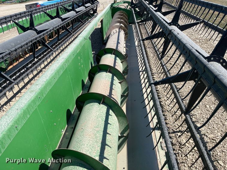 image for item JD9242 1998 John Deere 925  flex head