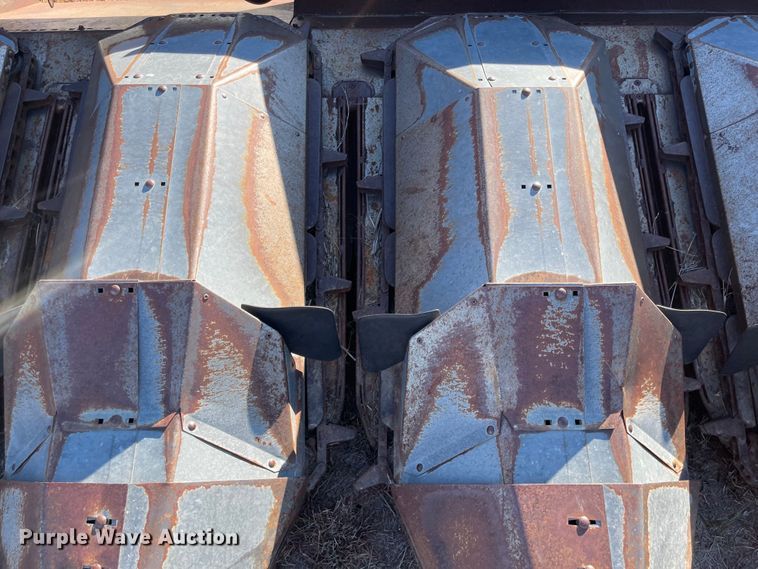 image for item JD9266 Gleaner 830N  corn head