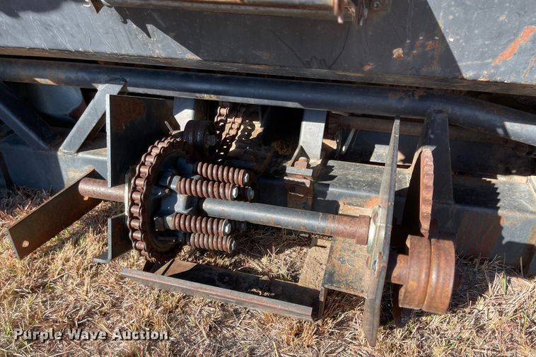image for item JD9266 Gleaner 830N  corn head