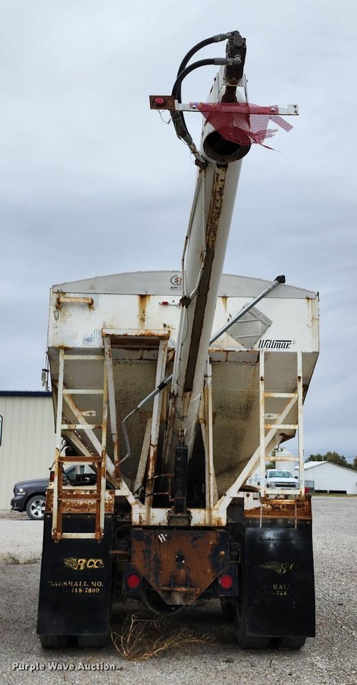 image for item KH9188 1995 Freightliner FLD  fertilizer delivery truck