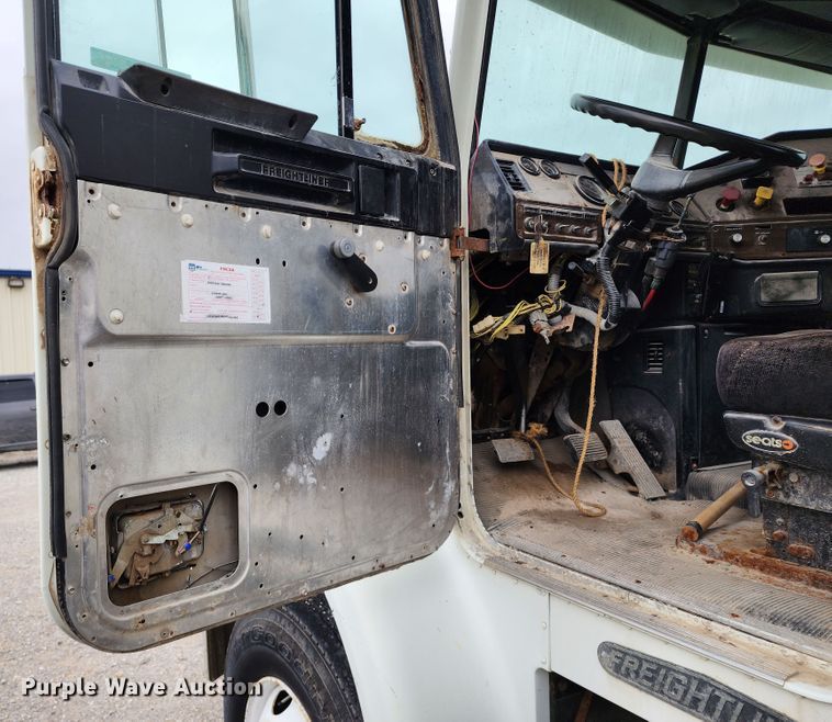 image for item KH9188 1995 Freightliner FLD  fertilizer delivery truck