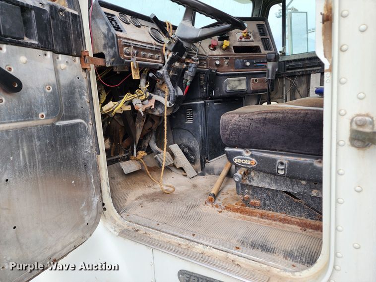 image for item KH9188 1995 Freightliner FLD  fertilizer delivery truck