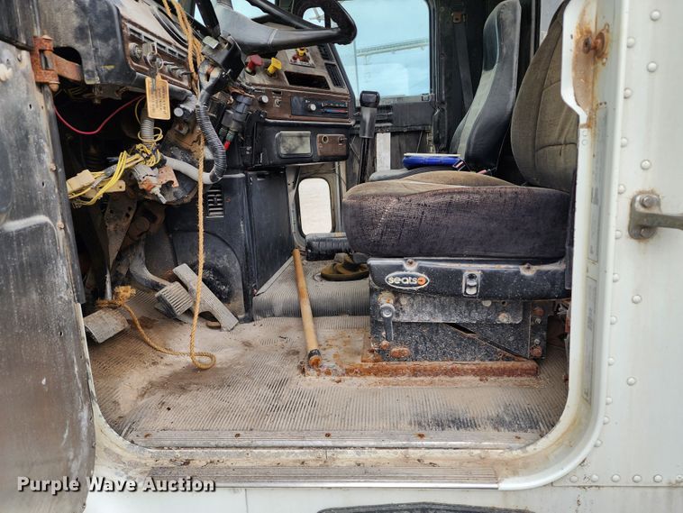 image for item KH9188 1995 Freightliner FLD  fertilizer delivery truck