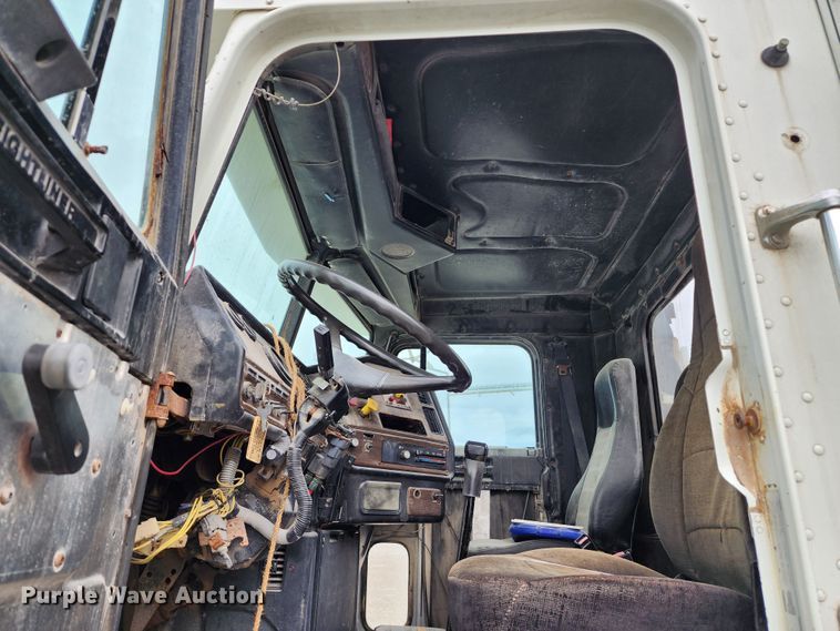 image for item KH9188 1995 Freightliner FLD  fertilizer delivery truck