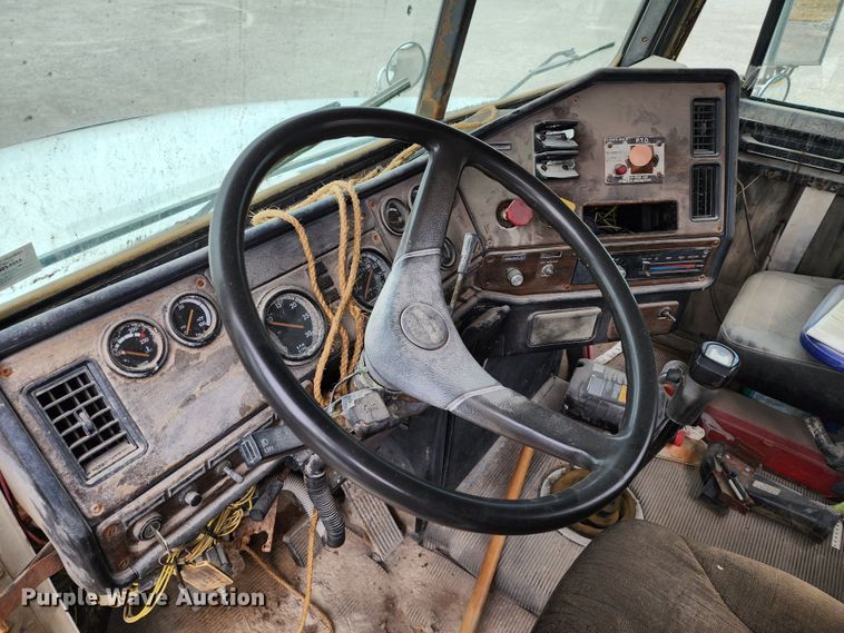 image for item KH9188 1995 Freightliner FLD  fertilizer delivery truck