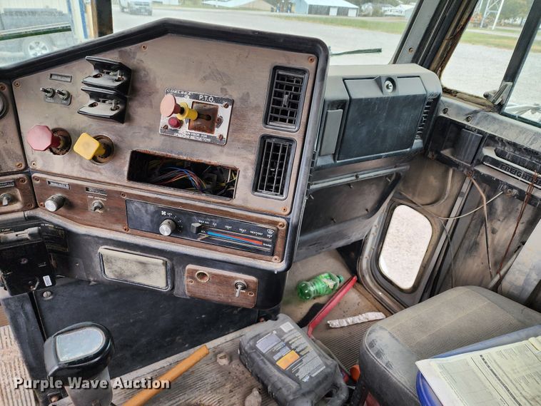 image for item KH9188 1995 Freightliner FLD  fertilizer delivery truck