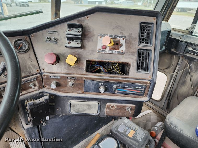 image for item KH9188 1995 Freightliner FLD  fertilizer delivery truck