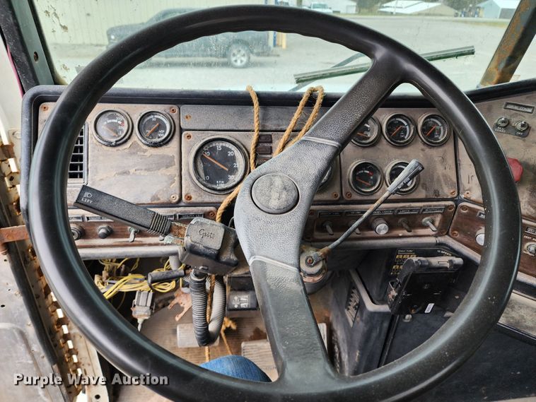 image for item KH9188 1995 Freightliner FLD  fertilizer delivery truck