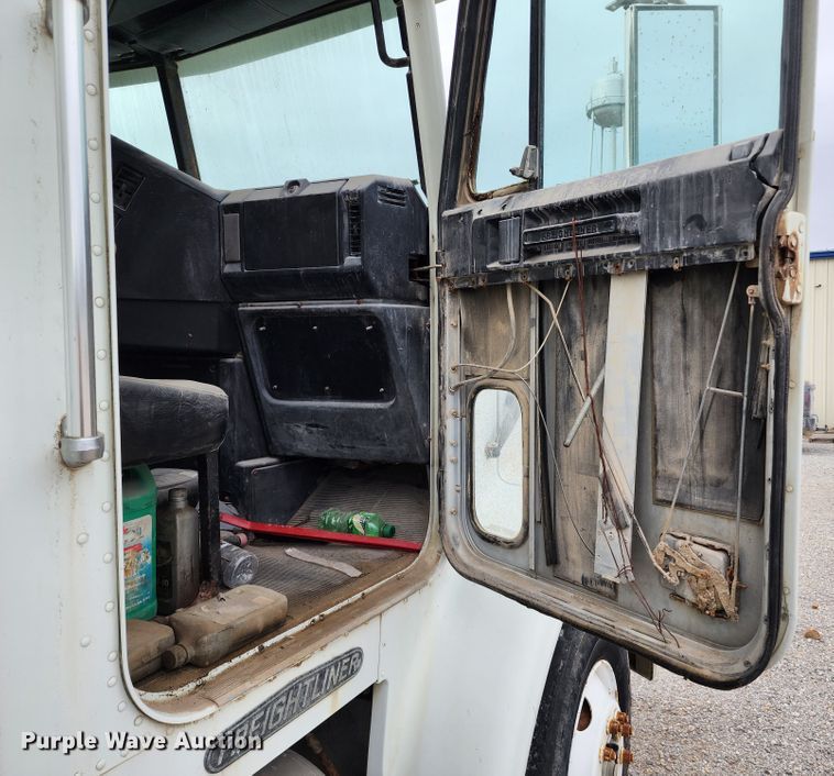 image for item KH9188 1995 Freightliner FLD  fertilizer delivery truck