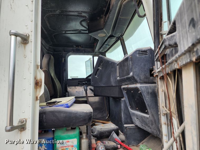 image for item KH9188 1995 Freightliner FLD  fertilizer delivery truck