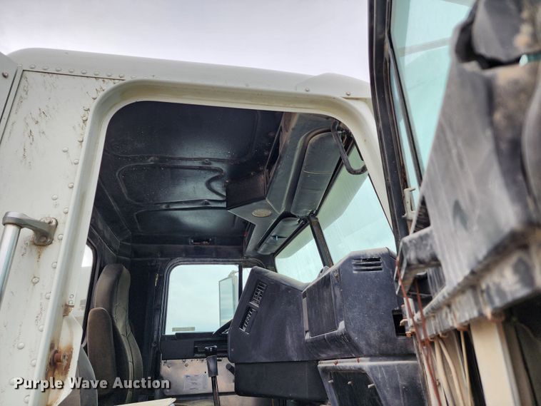 image for item KH9188 1995 Freightliner FLD  fertilizer delivery truck