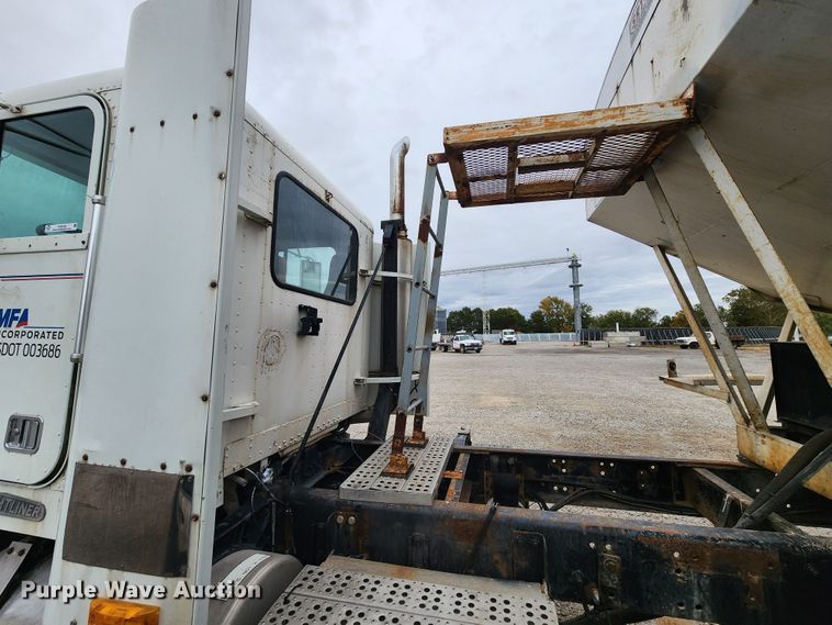 image for item KH9188 1995 Freightliner FLD  fertilizer delivery truck