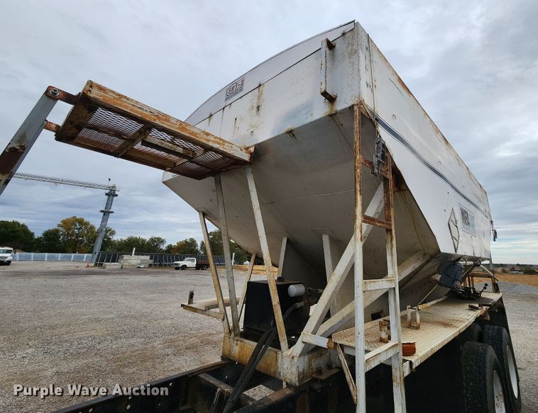 image for item KH9188 1995 Freightliner FLD  fertilizer delivery truck