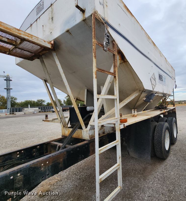 image for item KH9188 1995 Freightliner FLD  fertilizer delivery truck