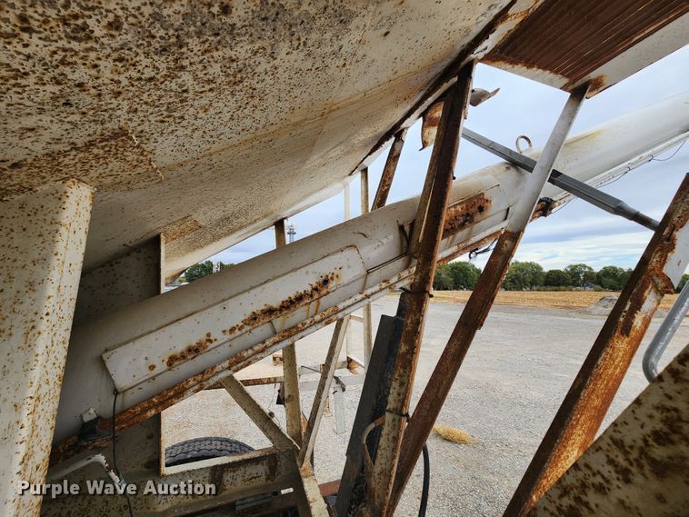 image for item KH9188 1995 Freightliner FLD  fertilizer delivery truck