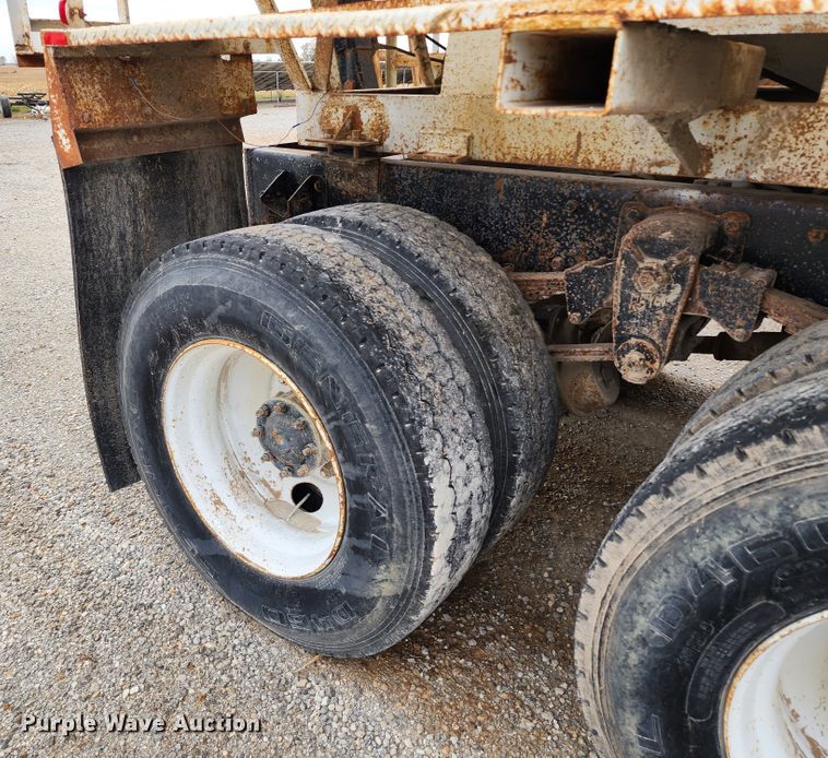 image for item KH9188 1995 Freightliner FLD  fertilizer delivery truck