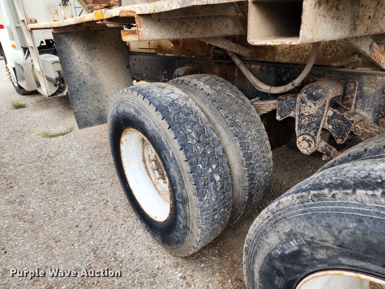 image for item KH9188 1995 Freightliner FLD  fertilizer delivery truck