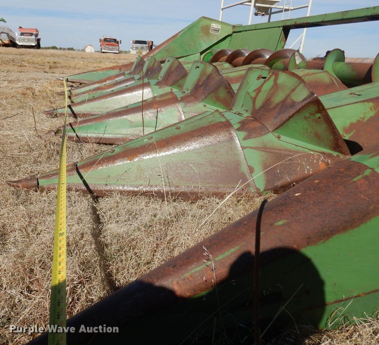 image for item KU9643 John Deere 643  corn head