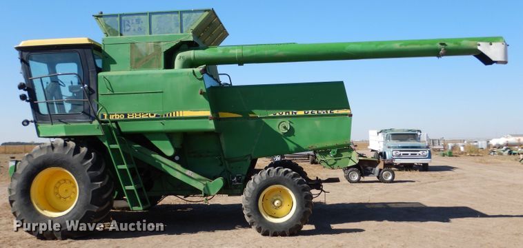 image for item LG9304 1982 John Deere 8820  combine
