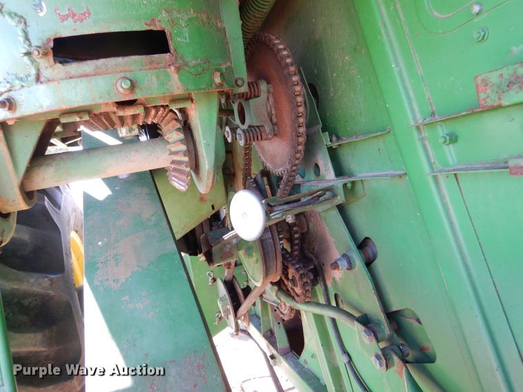 image for item LG9304 1982 John Deere 8820  combine