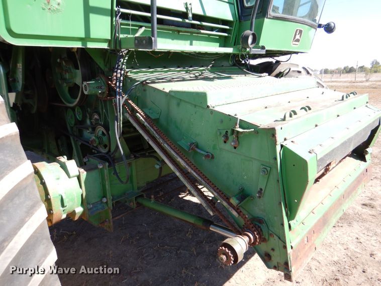 image for item LG9304 1982 John Deere 8820  combine