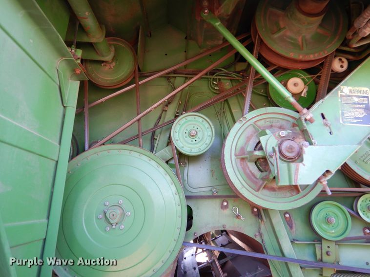 image for item LG9304 1982 John Deere 8820  combine