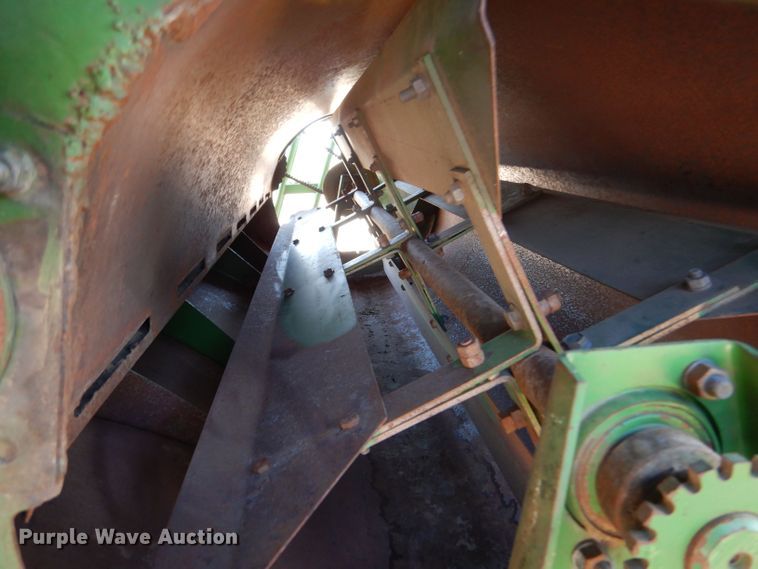 image for item LG9304 1982 John Deere 8820  combine