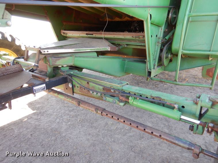 image for item LG9304 1982 John Deere 8820  combine