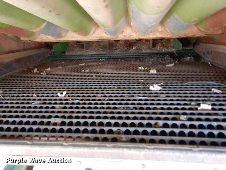 image for item LG9304 1982 John Deere 8820  combine