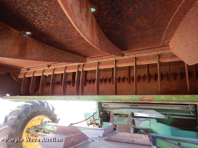 image for item LG9304 1982 John Deere 8820  combine