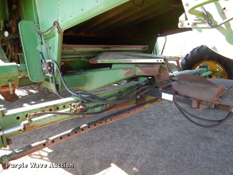 image for item LG9304 1982 John Deere 8820  combine