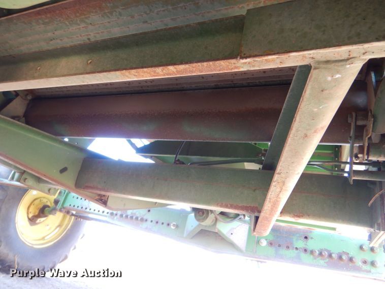 image for item LG9304 1982 John Deere 8820  combine