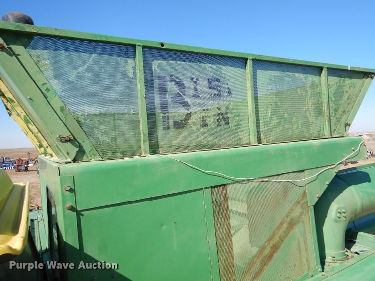 image for item LG9304 1982 John Deere 8820  combine