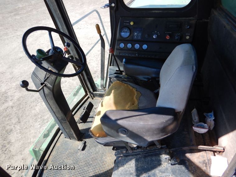 image for item LG9304 1982 John Deere 8820  combine