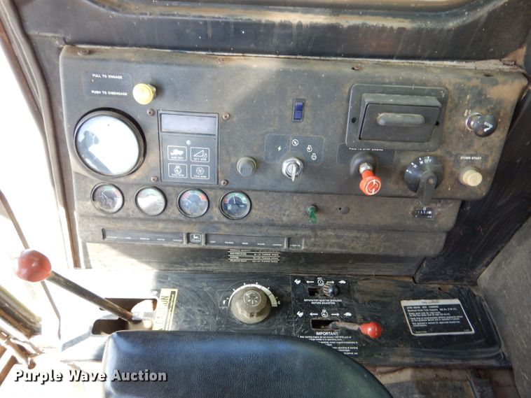 image for item LG9304 1982 John Deere 8820  combine