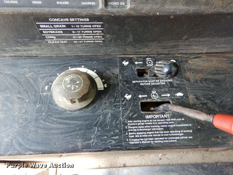 image for item LG9304 1982 John Deere 8820  combine