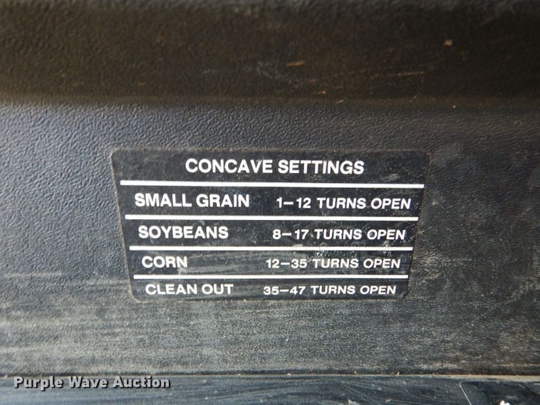 image for item LG9304 1982 John Deere 8820  combine